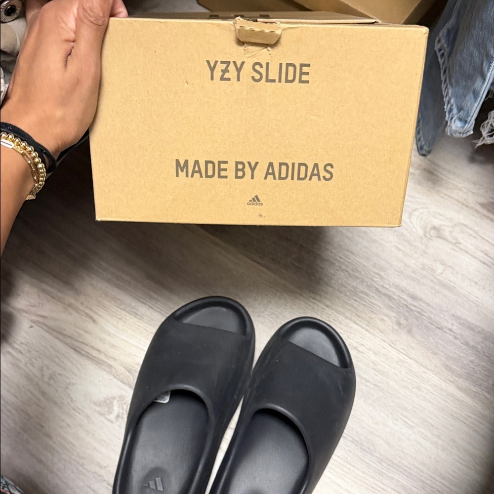 Adidas Yeezy Slide in Black Size 8